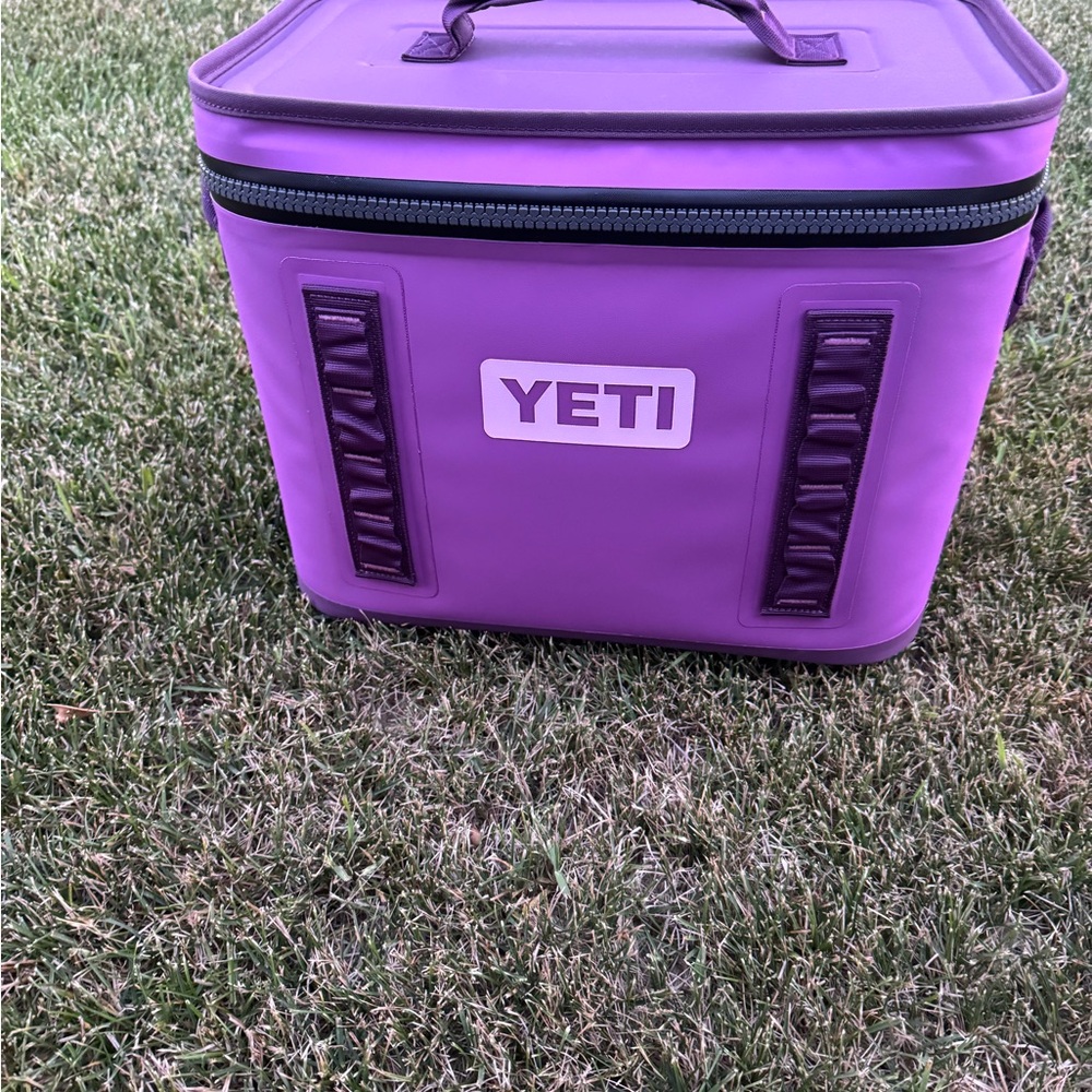 YETI Hopper 18 Flip in Nordic Purple